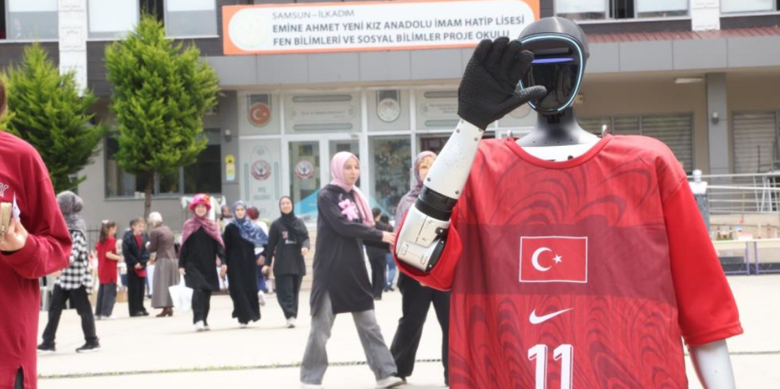 Türkiye’nin nüfusa kayıtlı ilk insansı robotu CANİKMAN öğrencilerle buluştu! Soru-cevap etkinliği ilgi gördü