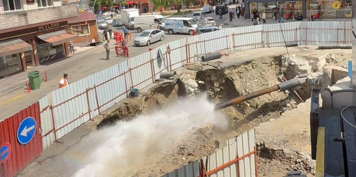 Rize’de tarihi köprünün restorasyon çalışması sırasında su borusu patladı