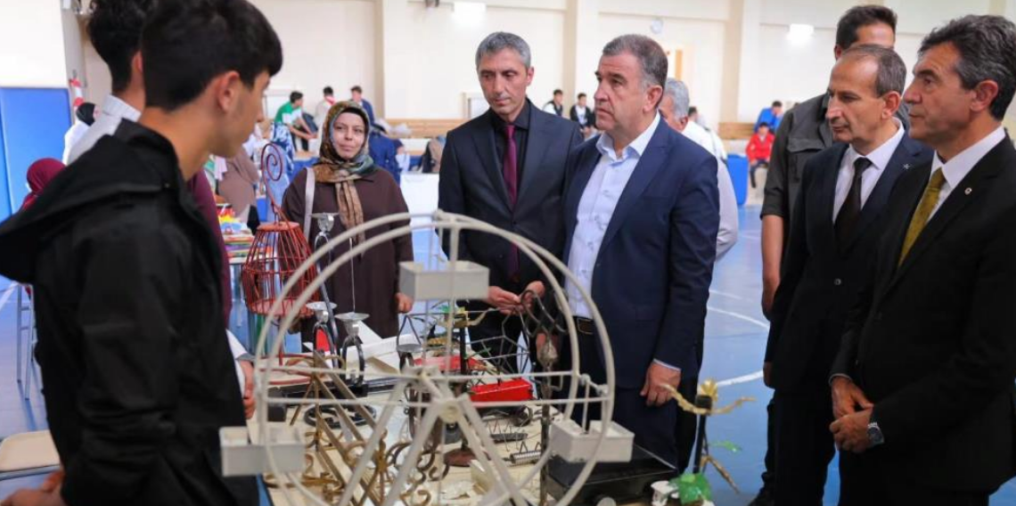 Bayburt'ta Mesleki ve Teknik Eğitim Fuarı Yoğun İlgi Gördü! Öğrencilerin Projeleri Beğeni Topladı
