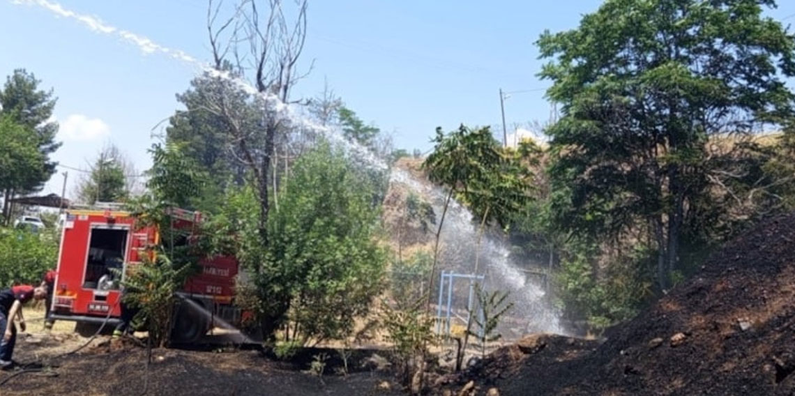 Siirt’te iş makinesinden çıkan kıvılcımı otluk alanı yaktı