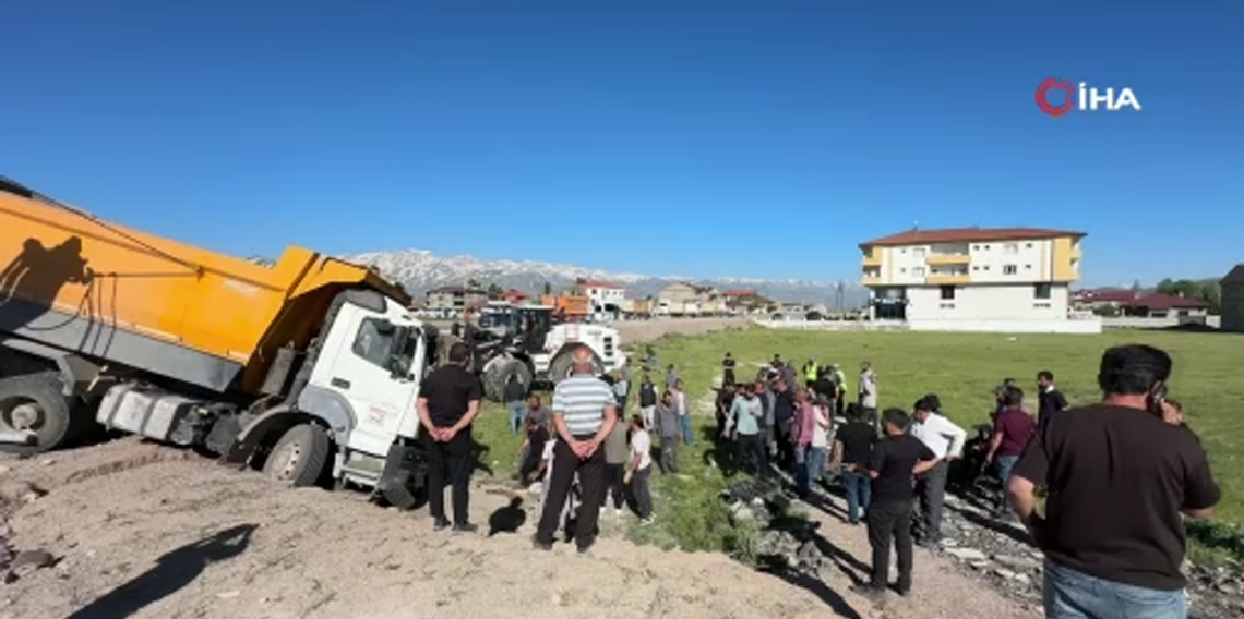 Yüksekova’da yolcu minibüsü ile kamyon çarpıştı: 2 ölü, 3 yaralı
