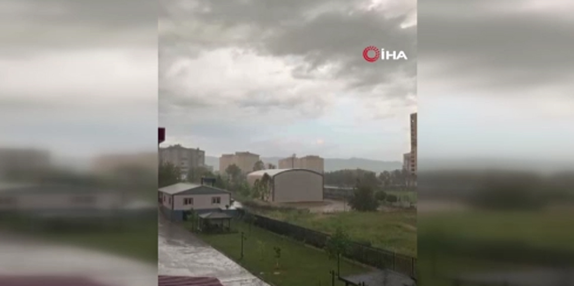Kastamonu’da alev alev yanan jimnastik salonuna yıldırımın düşme anı kamerada