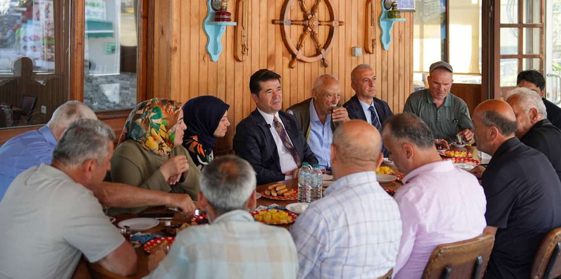 Başkan Kaya Değirmendere’de vatandaş ve esnafla buluştu