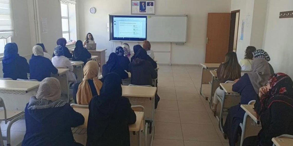Bayburt'ta HEM kursiyerlerine iletişim becerileri eğitimi verildi!