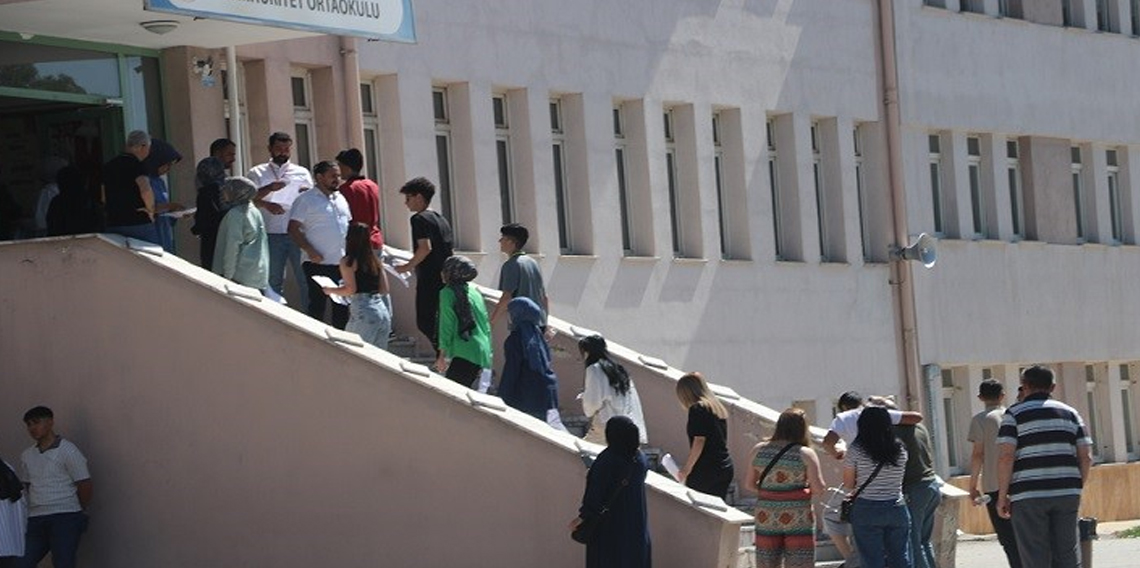 YKS'nin ilk oturumu TYT başladı, Erzincan'da 7 bin 892 aday sınava girdi