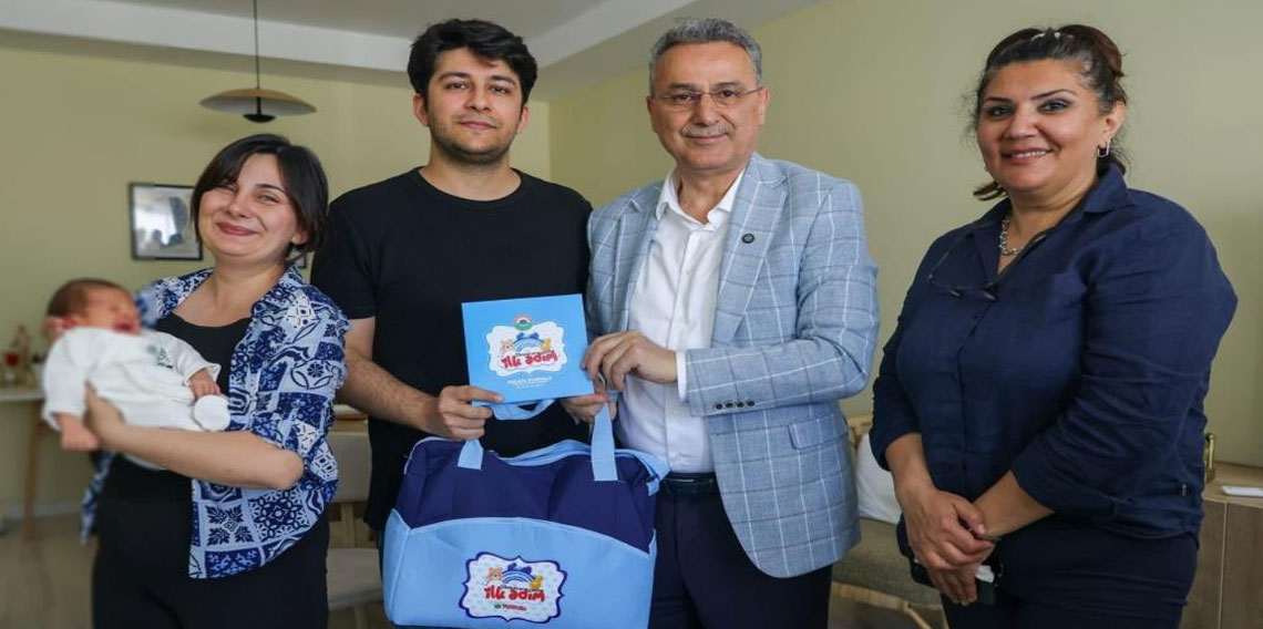 İlkadım’da doğan 555’inci bebeğin ilk hediyesi Başkan Kurnaz’dan