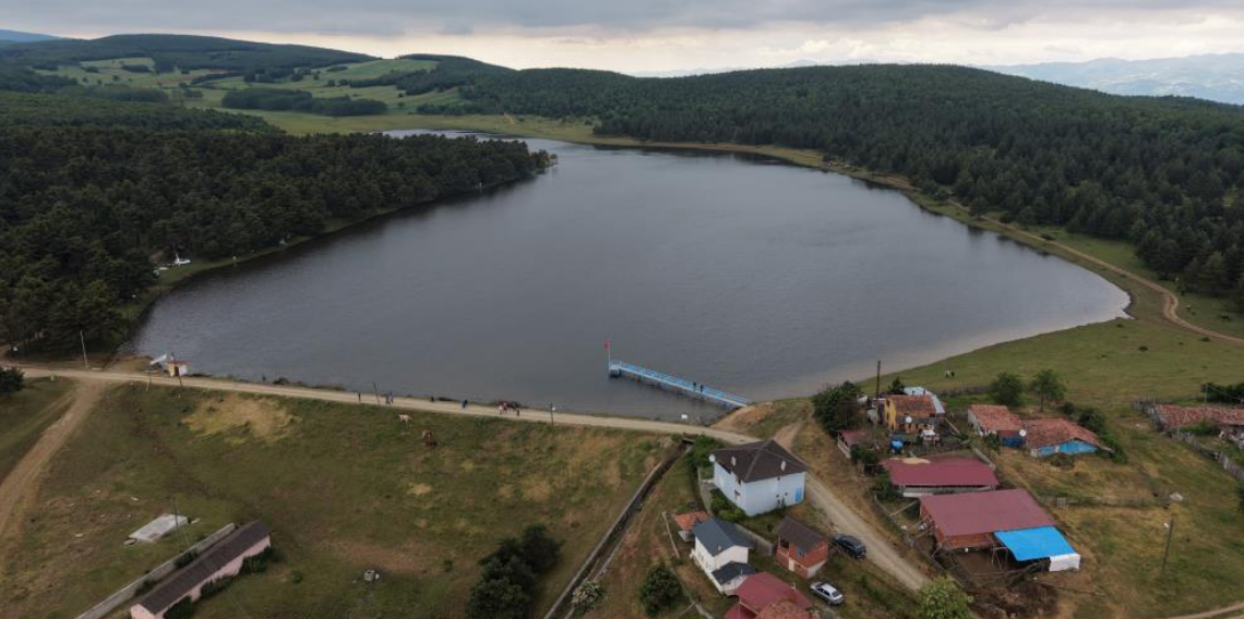 Yağışlar göleti doldurdu, yayla yolu su altında kaldı