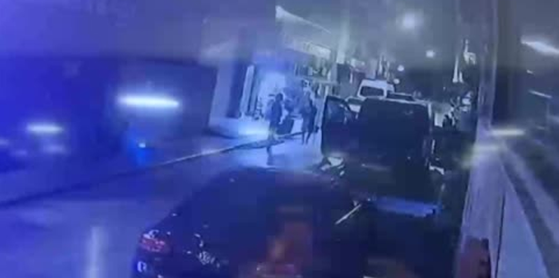 Havalimanına giden yolcuların araçlarla önü kesildi
