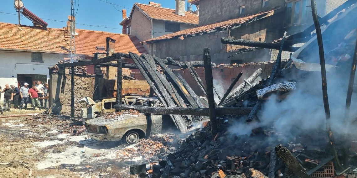 Kütahya’da korkutan yangın: 3 ev hasar gördü, 2 araç küle döndü