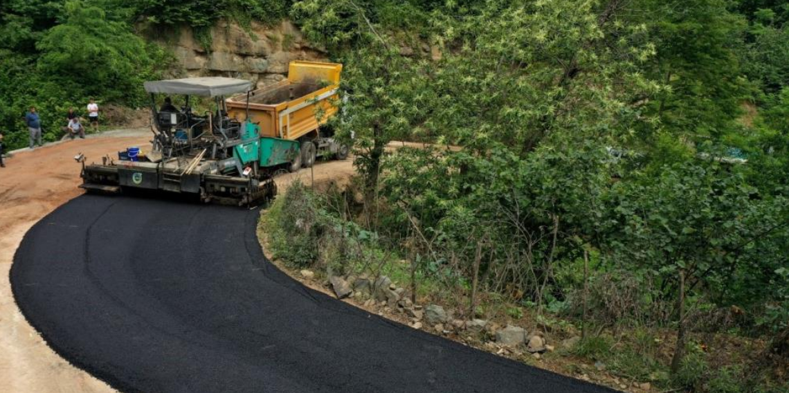 Ordu'nun kırsalında sıcak asfalt çalışmaları sürüyor