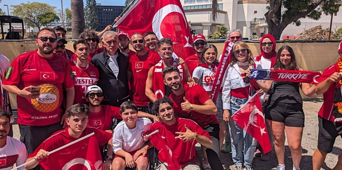 İbrahim Hacıosmanoğlu ve milli futbolcular taraftarlara imza dağıttı
