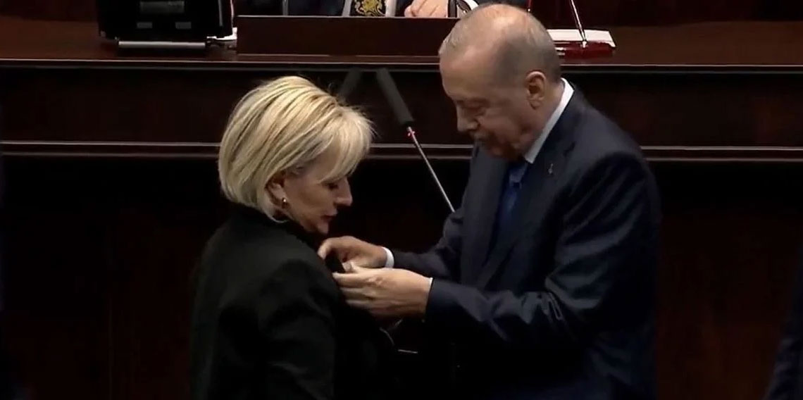 CHP'den istifa eden İstanbul Milletvekili Nimet Özdemir, AK Parti'ye katıldı