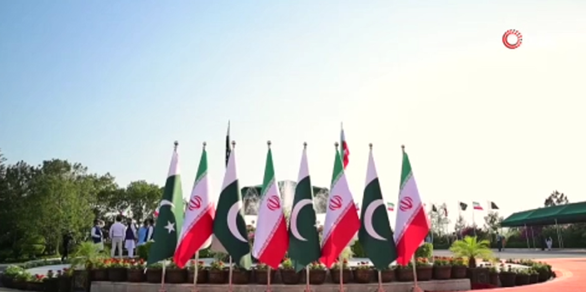 İran Cumhurbaşkanı Pezeşkiyan, Pakistan Başbakanı Şerif ile görüştü