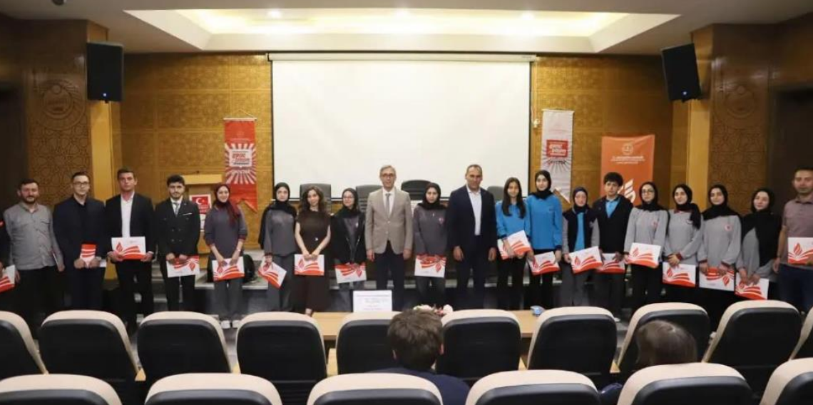 Bayburt'ta öğrenciler rol temelli münazarada yeteneklerini sergiledi