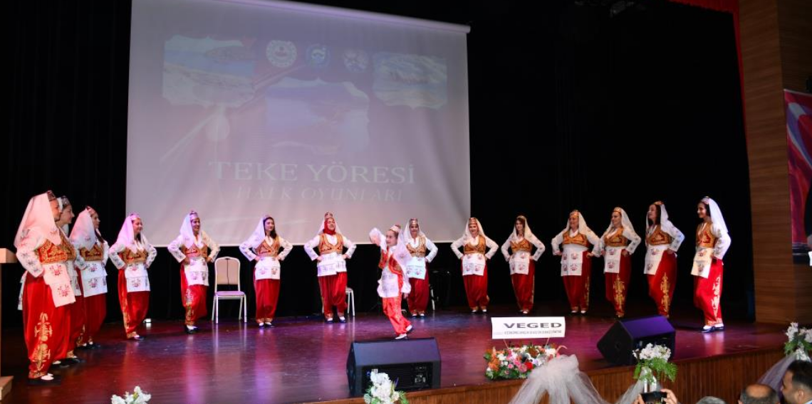Vezirköprü'de Türk Halk Oyunları Gösterisi