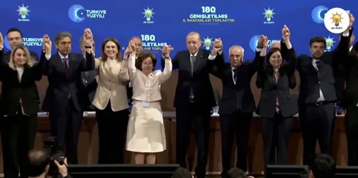 3 belediye başkanı daha resmen AK Parti'ye katıldı! Rozetlerini Erdoğan taktı