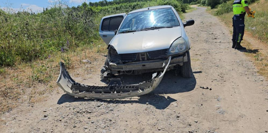 Vezirköprü'de otomobil şarampole yuvarlandı