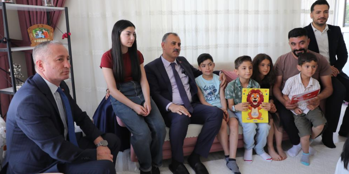 Ağrı Valisi Bozkurt, evde eğitim gören öğrencinin karne sevincine ortak oldu