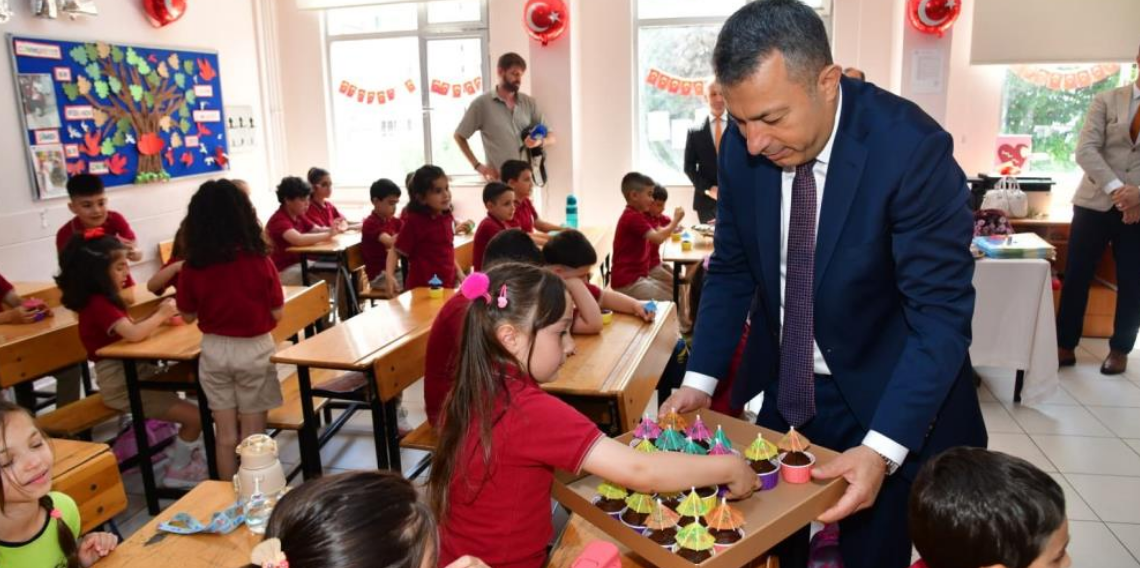 Trabzon'da karne sevinci: Vali Tahir Şahin öğrencilerle buluşup kek dağıttı