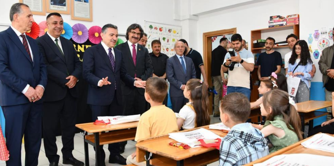 Gümüşhane'de 17 bin 183 öğrenci karne sevinci yaşadı