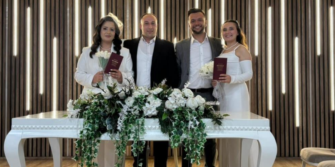 Çocukluk arkadaşları aynı gün dünyaevine girdi, birbirlerinin nikâh şahidi oldu