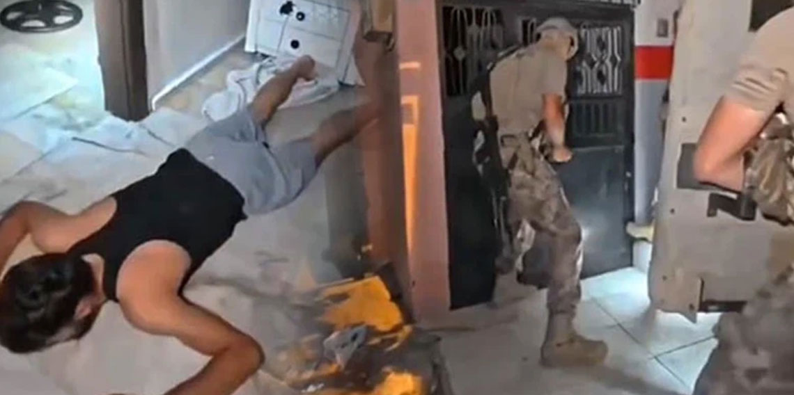 Yüzlerce polisle şafak baskını! Kapılar koçbaşıyla kırıldı, kıskıvrak yakalandılar!