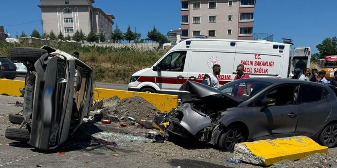 Kavşakta iki otomobil çarpıştı: 3 yaralı