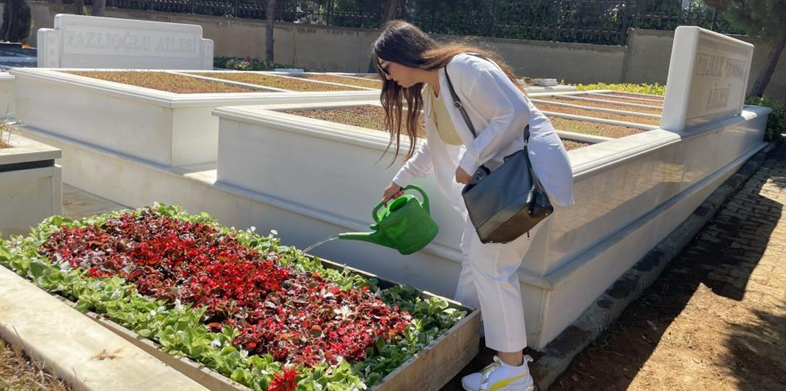 Kadir İnanır’ın kabri çiçeklerle donatıldı: Sevenleri yalnız bırakmadı