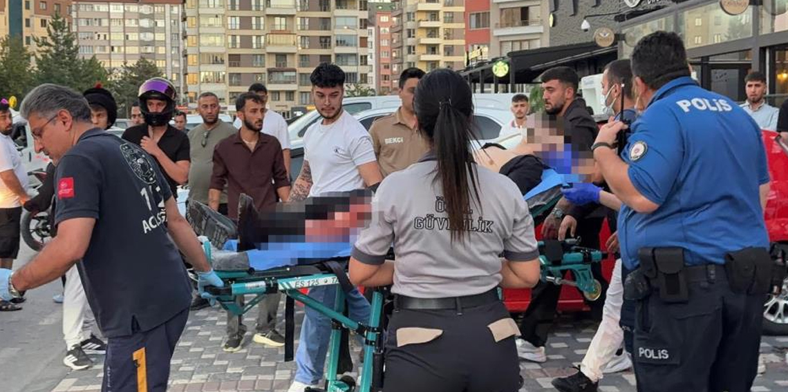 AVM önünde bıçaklı kavga: 1 yaralı