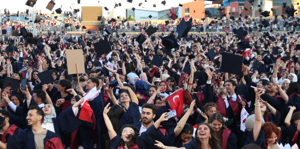 Anadolu Üniversitesi'nde mezuniyet coşkusu