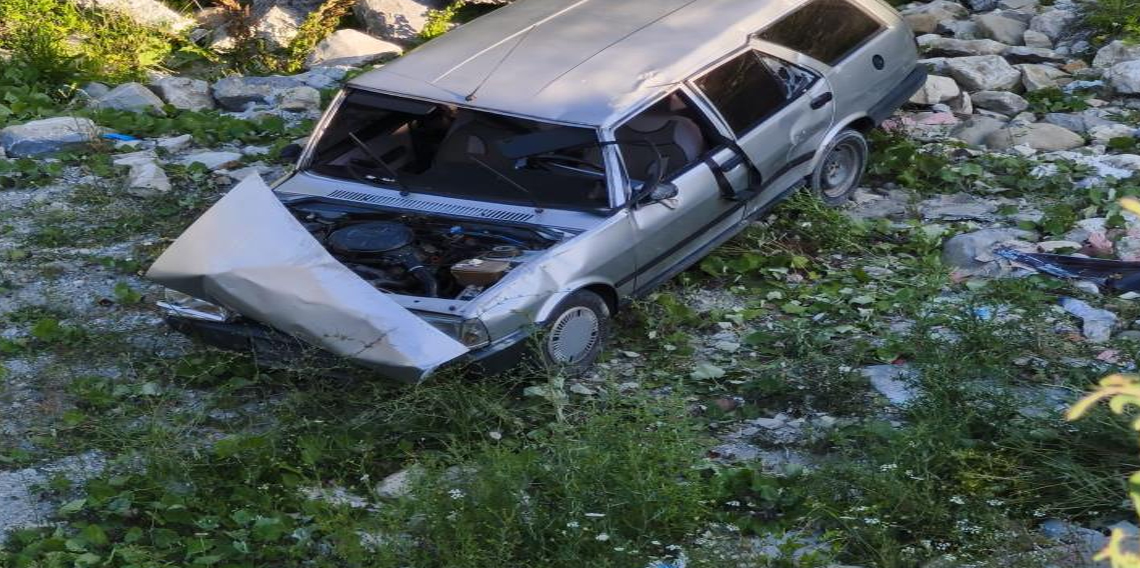 Sinop'ta otomobil şarampole uçtu: 2 yaralı