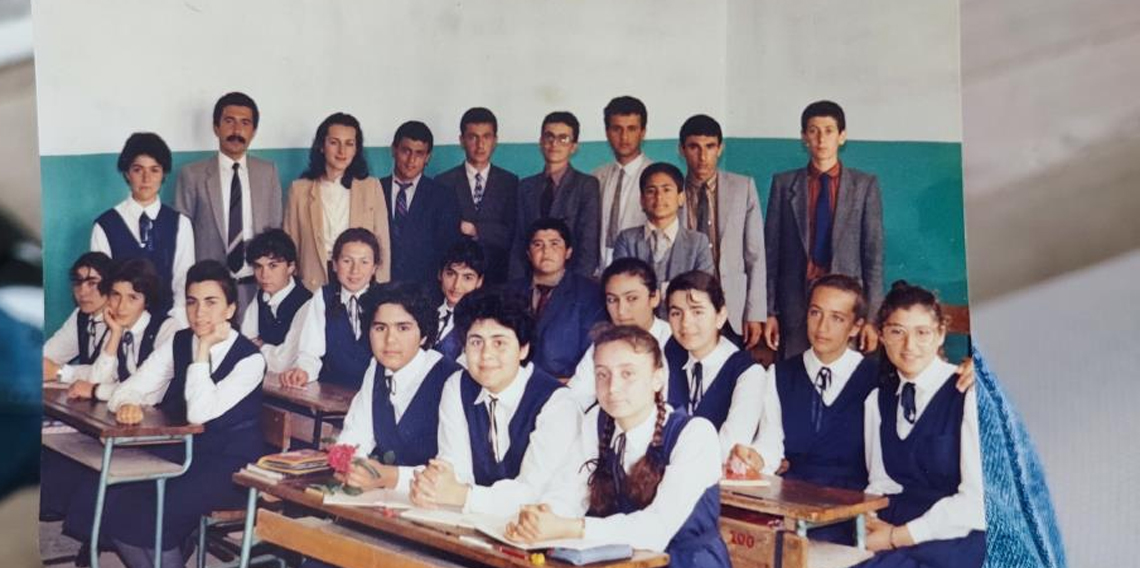 45 yıllık öğretmeni eşinin emeklilik sürprizi gözyaşlarına boğdu