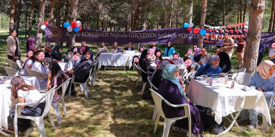 Bayburt'ta Koruyucu aileler ve çocuklar piknikte buluştu