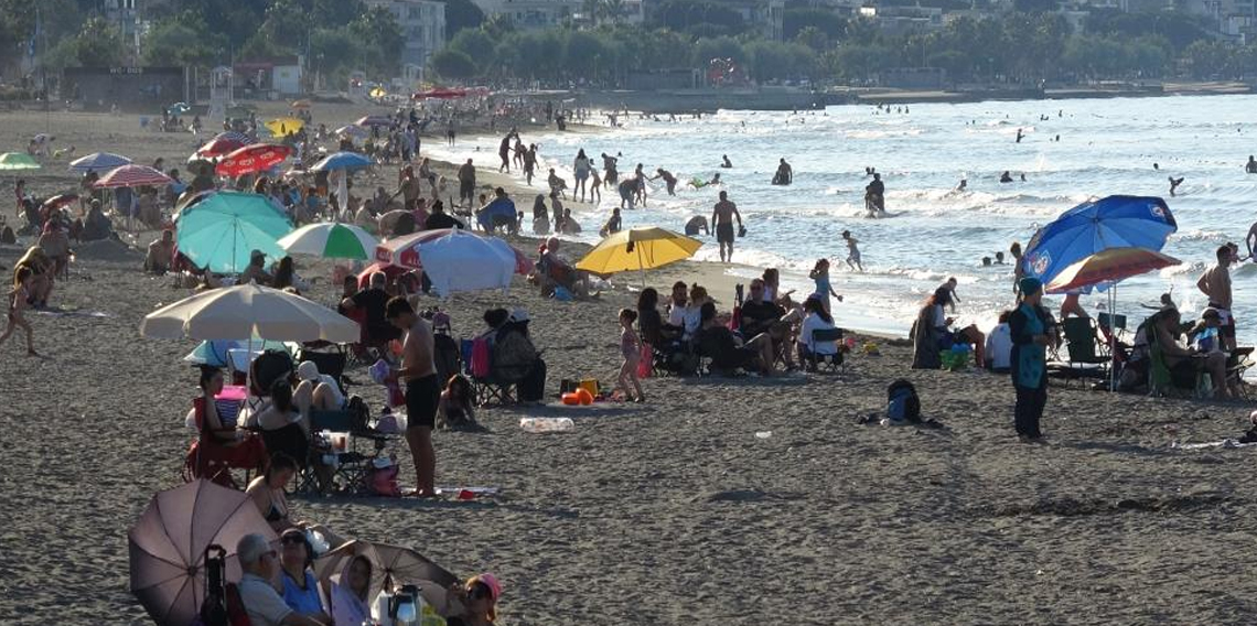 Samsun'da hava sıcaklığı arttı, vatandaşlar denize akın etti