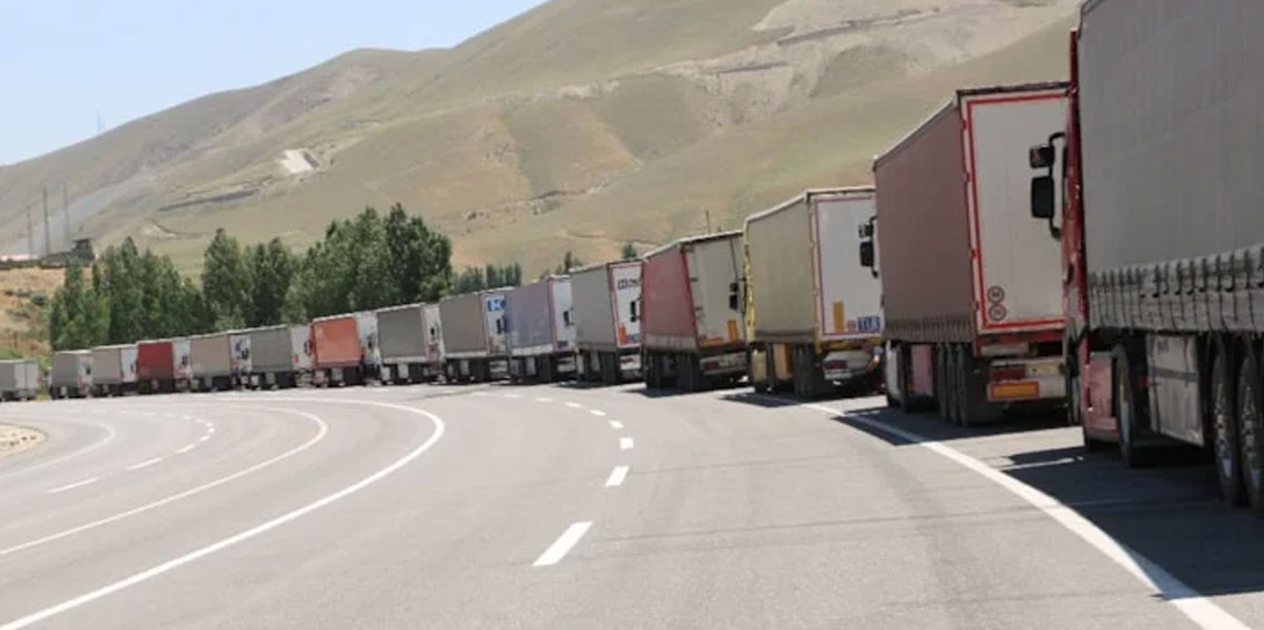 İran sınırında tırcıların kuyruk çilesi: 12 kilometreyi buldu