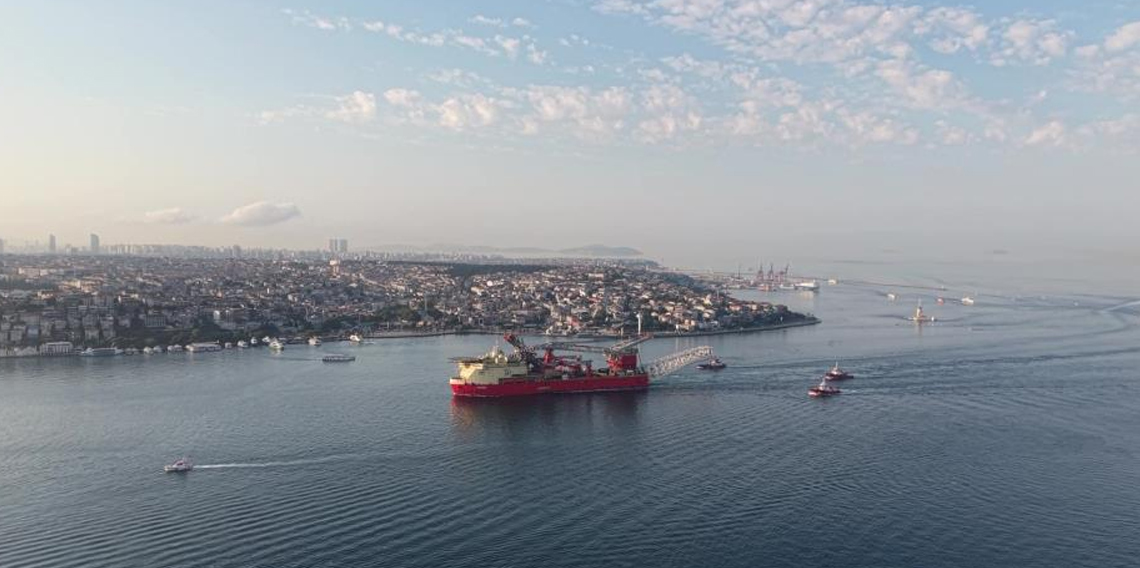215 metrelik boru döşeme gemisinin geçişi sebebiyle boğaz hattı çift yönlü trafiğe kapatıldı