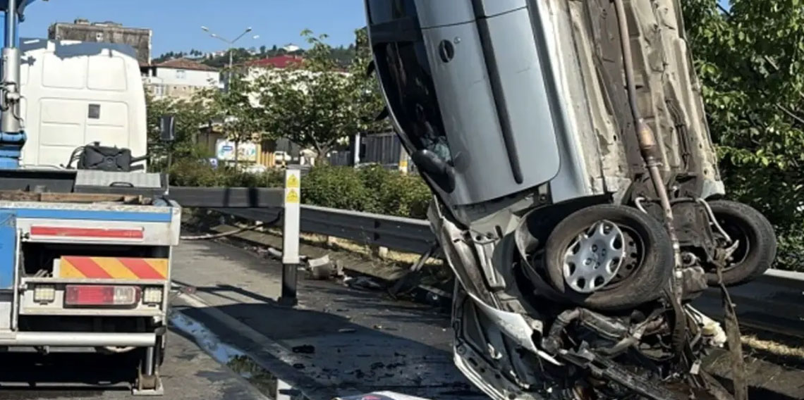 Arsin'de feci kaza! Otomobil takla attı, 2 kişi yaralandı!