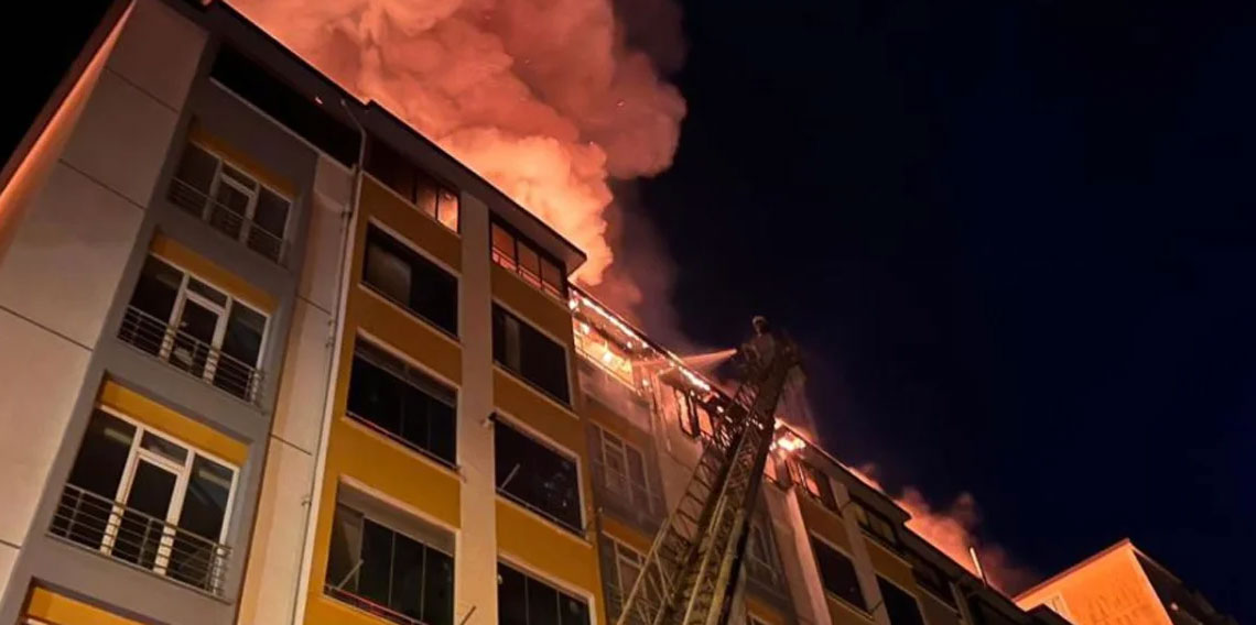 Ordu'da gece yarısı çatı yangını! Ekipler seferber oldu