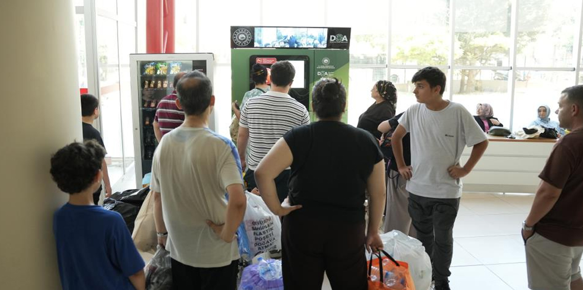 İstanbul’da ‘sıfır atık’ makinelerine vatandaşlardan yoğun ilgi
