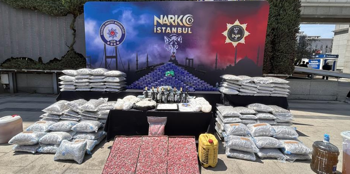 İstanbul'da son iki haftada 80 torbacı yakalandı, ele geçirilen 1 ton uyuşturucu emniyette sergilendi