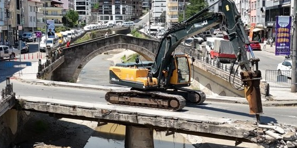 Ordu'da sağanak sonrası taşkın riski bulunan derede güvenli köprü çalışması