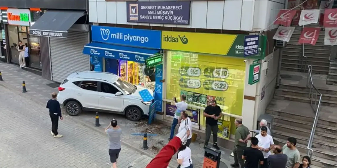 Artvin’de kontrolden çıkan otomobil iş yerine daldı!