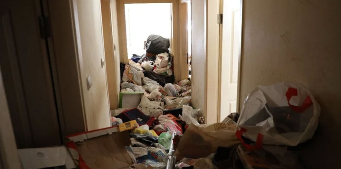 Bursa'da evden çıkamayınca ihbarda bulundu: Daireden 7 ton çöp çıktı