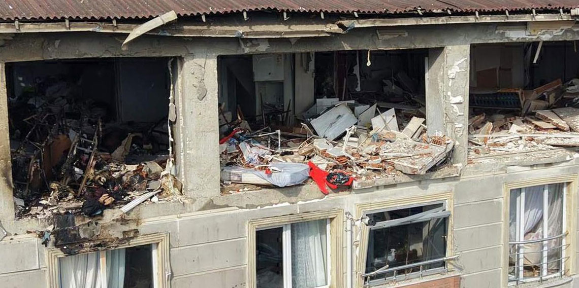 Ev sahibi 60 metre havaya uçmuş! Hasar gün ağarınca ortaya çıktı!