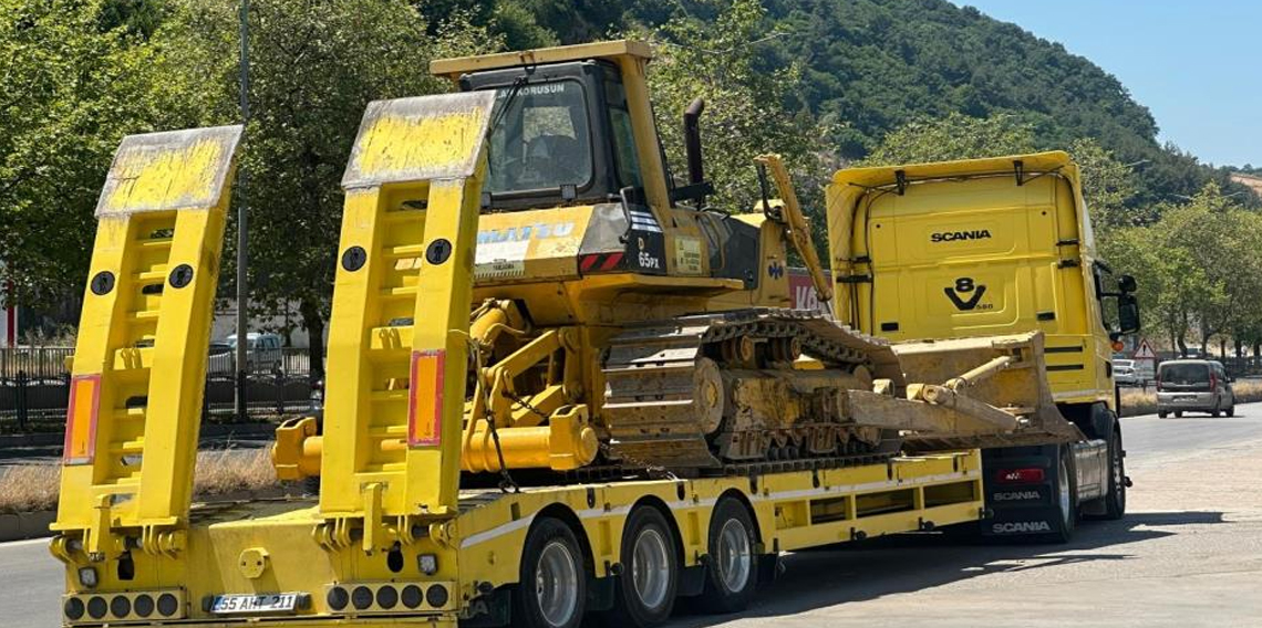 Motosiklet ile iş makinesi taşıyan tır çarpıştı: 1 yaralı