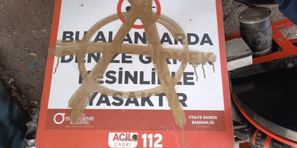 Magandalar can simitlerini çaldı, uyarı levhalarına zarar verdi