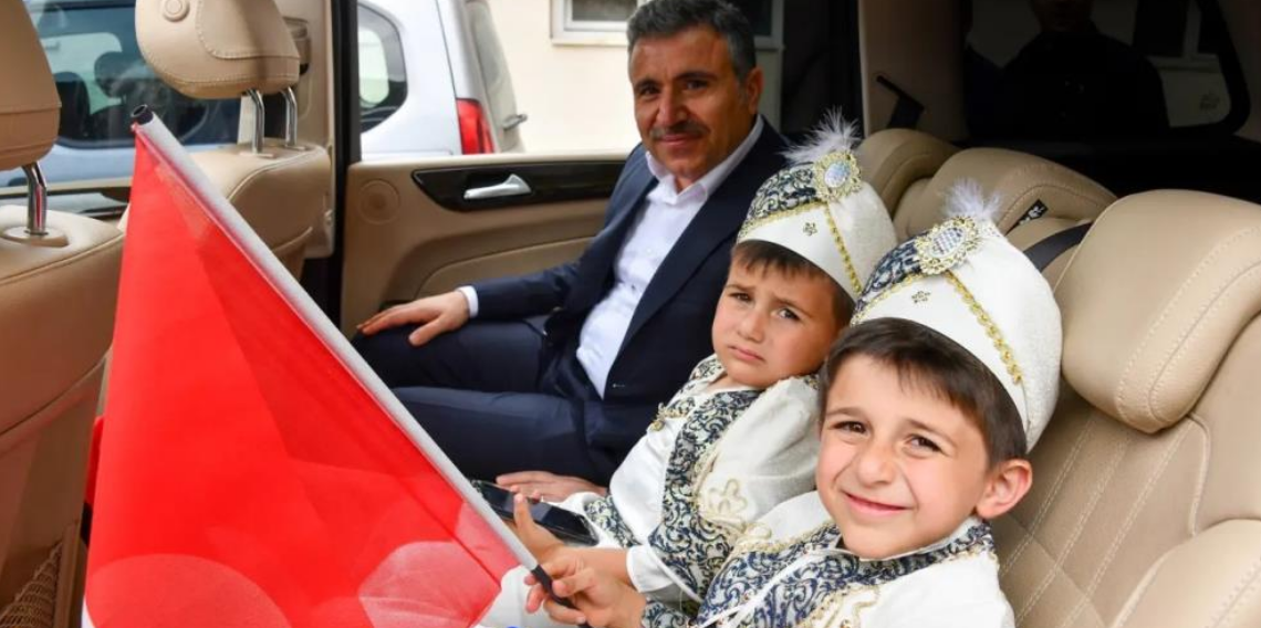 Sünnet çocukları valinin makam aracıyla şehir turu attı