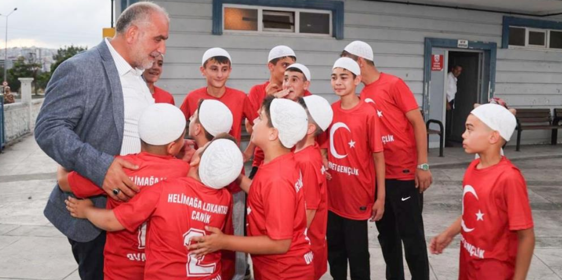 Canik'te camiye gelen hediyeyi alıyor