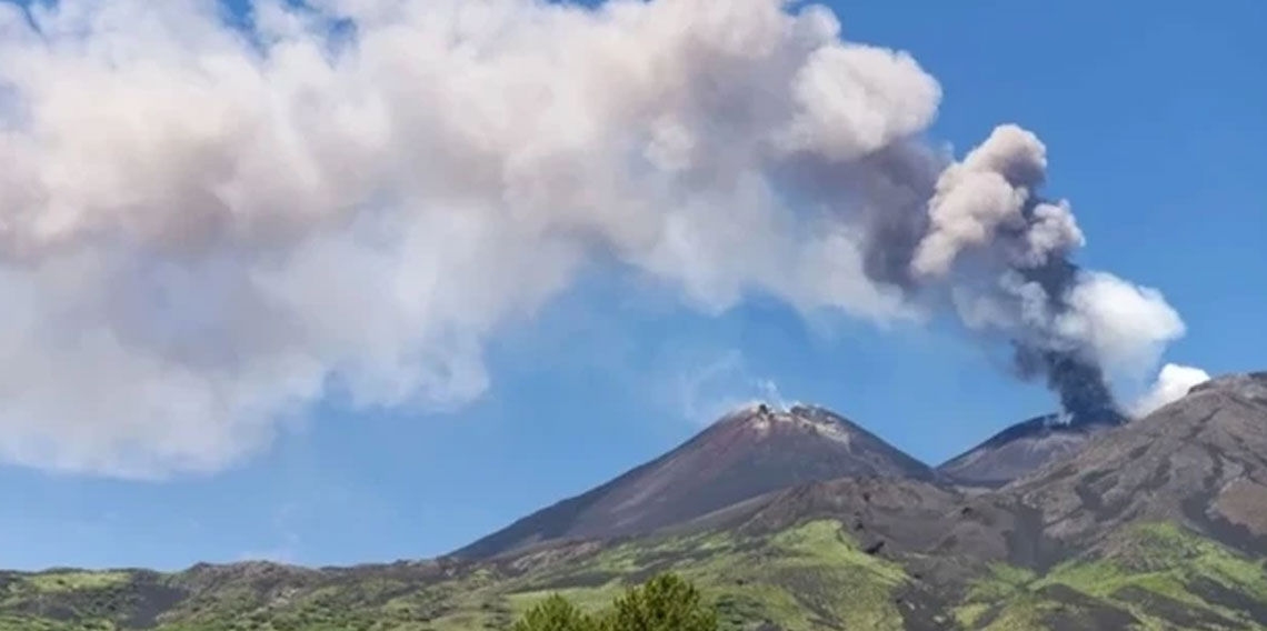 Avrupa alarmda! Etna Yanardağı kül püskürttü uçuşlar sınırlı