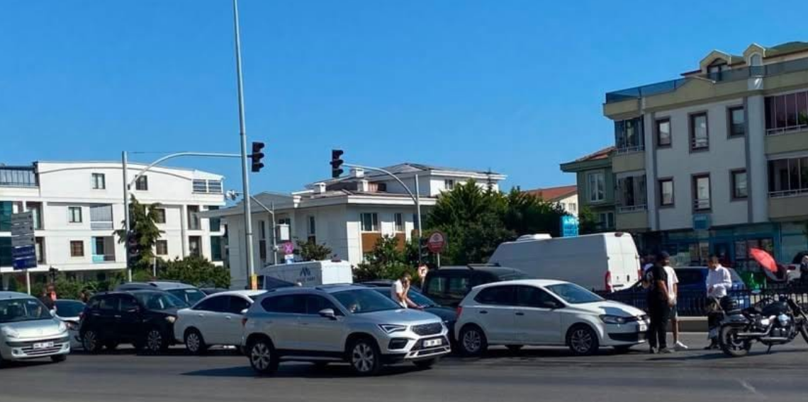 Samsun'da 5 Araç Birbirine Girdi! Atakum'da Zincirleme Kaza Trafiği Kilitledi